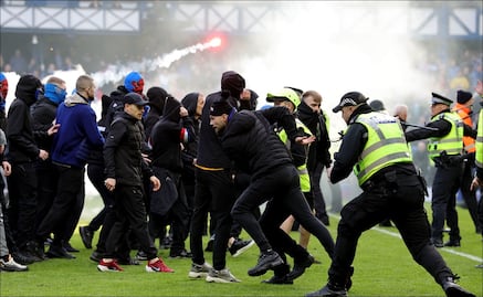 Aficionados de Celtic y Rangers invaden el campo de juego en el Clásico de Escocia 