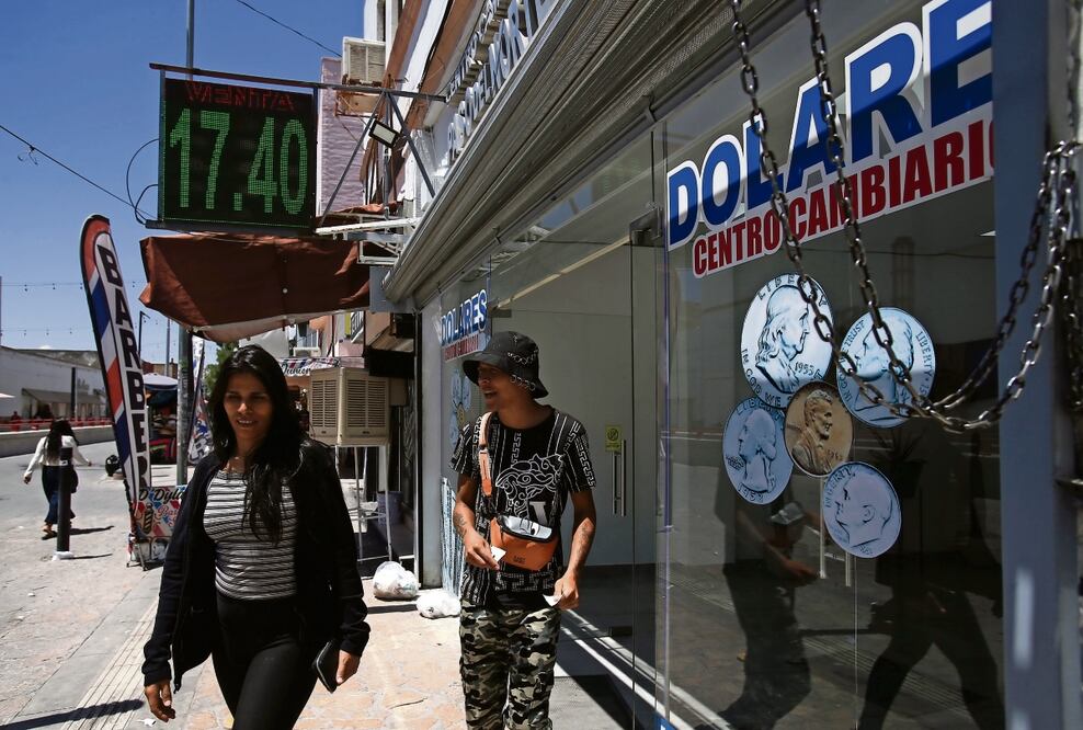 La elevada inflación y el moderado crecimiento de la economía a escala internacional están afectando la cantidad de dinero que pueden enviar los migrantes a sus familias, señaló el Banco Mundial, Foto: EFE