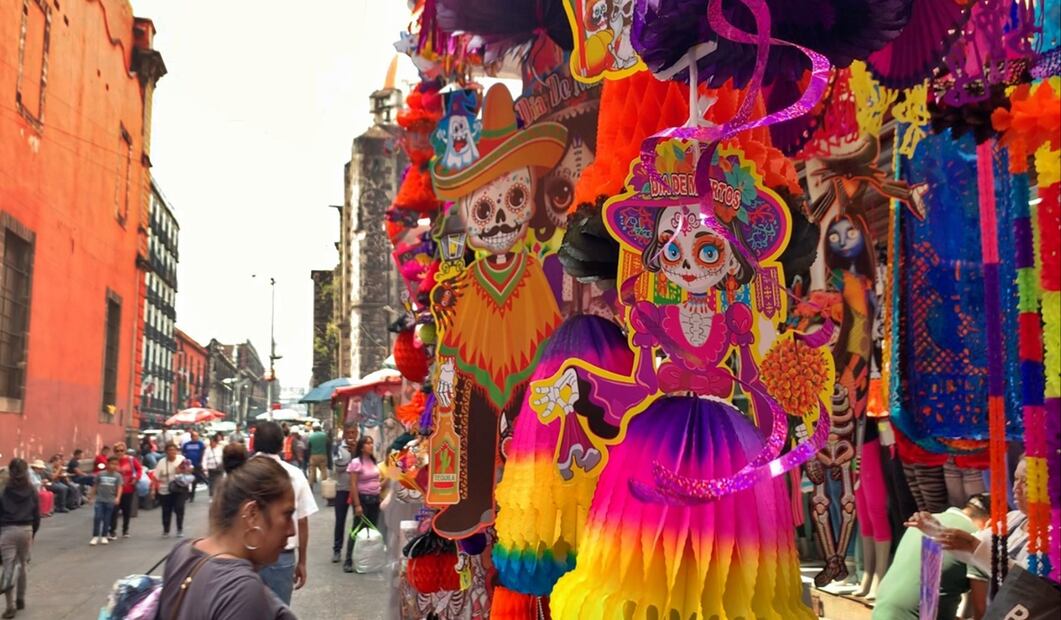 Pese a que catrinas, calaveras y papel picado multicolor son típicos de la cultura mexicana, en calles como República de Guatemala, Moneda, Academia y Donceles se encuentran en gran variedad, pero hechas en el país asiático. Foto: Alberto González/EL UNIVERSAL