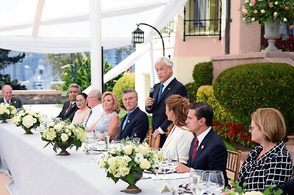El presidente Enrique Peña Nieto asistió ayer al almuerzo que ofreció el mandatario chileno, Sebastián Piñera, en el marco de la tranmisión del mando presidencial de ese país, en Viña del Mar (PRESIDENCIA)