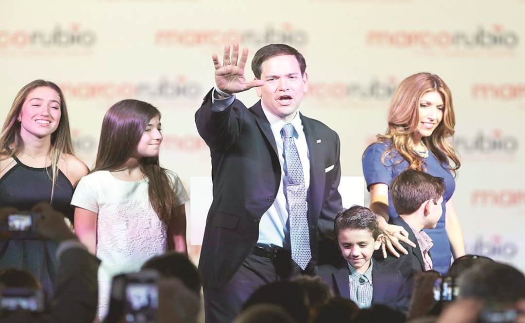 Marco Rubio saluda a la multitud, acompañado de su esposa e hijos.
