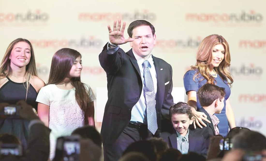 Marco Rubio saluda a la multitud, acompañado de su esposa e hijos.