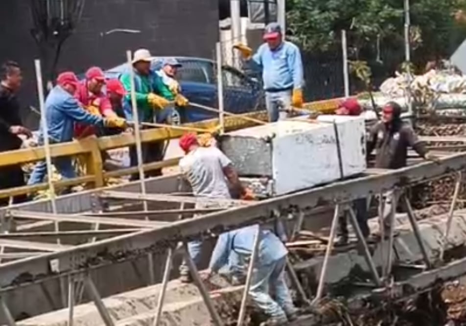 Retiran refrigeradores, troncos de árboles y residuos de plástico del Río Hondo. Foto:  Gisela González / EL UNIVERSAL