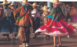 Conectan niños Ñuu Savi con las danzas tradicionales