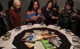 La artista Betsabeé Romero rinde homenaje a Carlos Monsiváis con nueva exposición