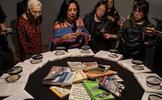 La artista Betsabeé Romero rinde homenaje a Carlos Monsiváis con nueva exposición