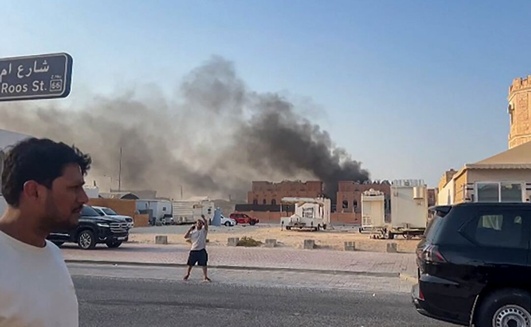 Esta captura de pantalla, tomada de una grabación de AFPTV, muestra una columna de humo tras las explosiones en Catar, la capital de Doha, el 9 de septiembre de 2025. Un oficial militar israelí declaró a AFP que el ejército había llevado a cabo ataques aéreos sobre Doha el 9 de septiembre en una operación contra altos líderes del grupo militante palestino Hamás. Foto: AFP