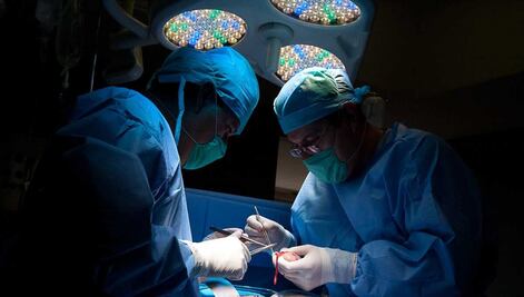 Trasplantan con éxito pulmones a paciente con cáncer terminal 