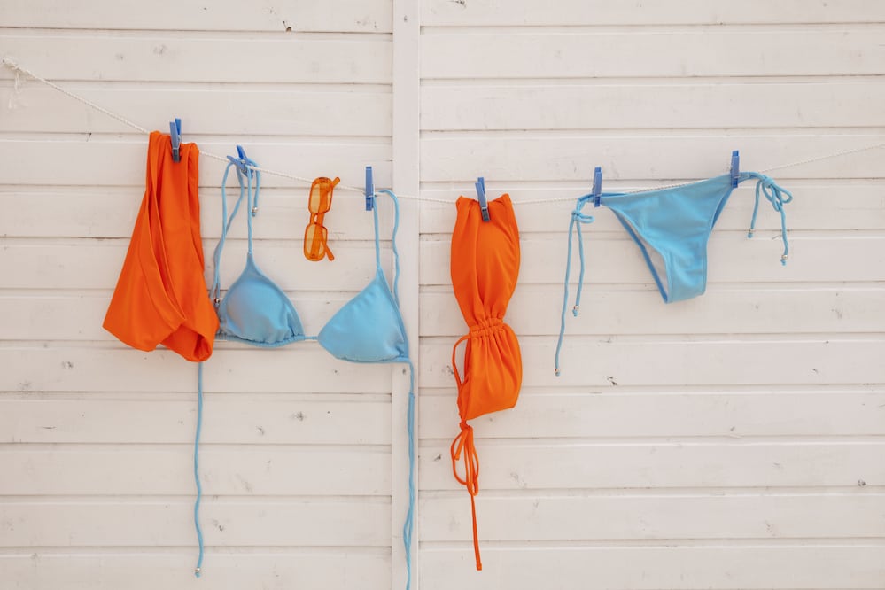 Cuidar tus trajes de baño correctamente es clave para mantener su forma, color y durabilidad durante toda la temporada. Foto: Freepik
