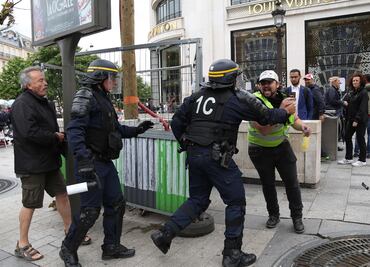 Hombre retiene a dos personas en el centro de París