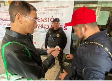 Comerciantes de la Plaza Izazaga 89 hacen fila para recuperar su mercancía