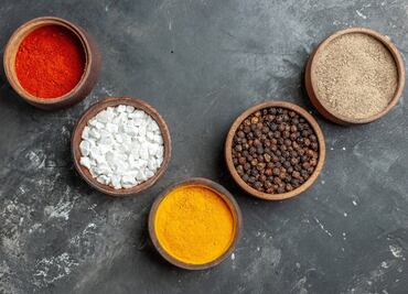 Consumir este condimento en exceso puede causar cáncer, según la OMS