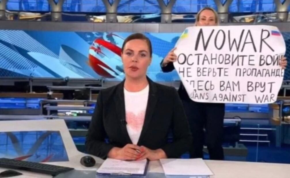 Periodista rusa que protestó contra la guerra en TV llama a "alzar la voz" contra el conflicto