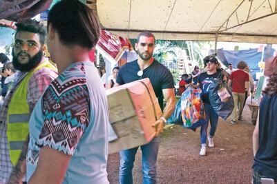 Marcus Ornellas recolecta y carga camiones de ayuda