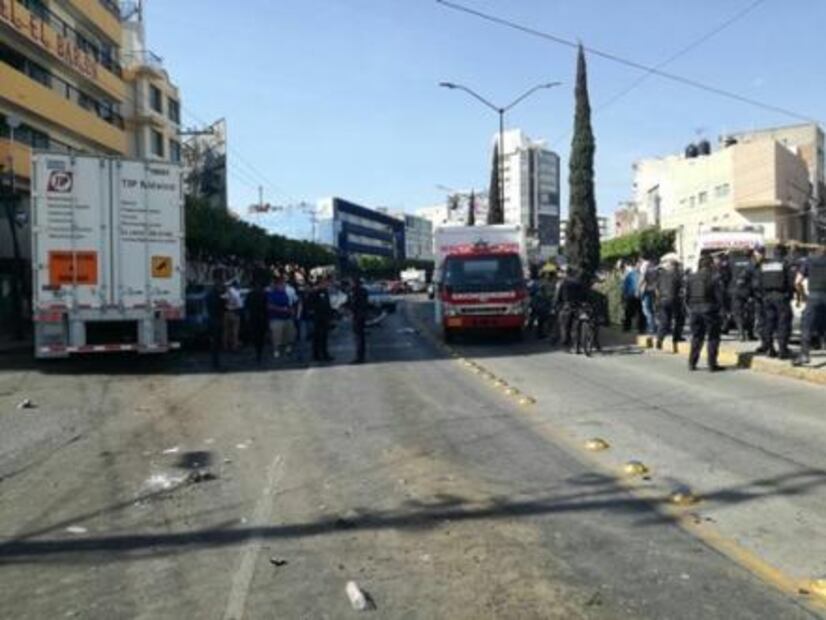 Trailer choca contra 10 vehículos en León; hay seis heridos