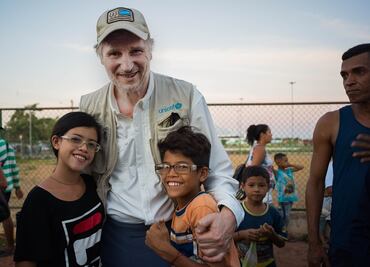Liam Neeson hace un llamado internacional para apoyar a niños venezolanos