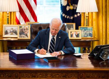 Biden firma ley de financiación que evita el cierre de gobierno; Congreso logró el “milagro navideño”