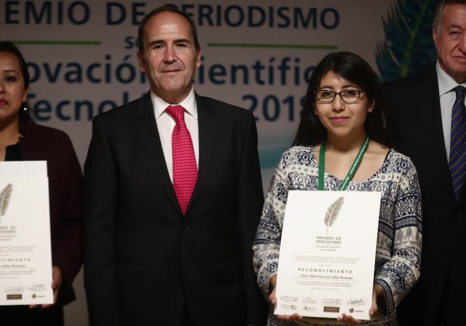Director General del Instituto Mexicano de la Propiedad Industrial, Miguel Ángel Margain, y el primer lugar nacional, Elisa Villa Román. Foto: Alejandra Leyva / EL UNIVERSAL