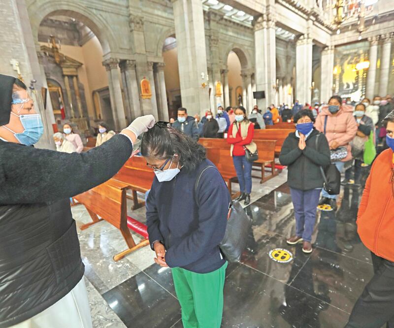 Muchas de las iglesias sólo permitieron ocupar 30% de la capacidad del recinto, por lo que las filas de fieles durante el Miércoles de Ceniza eran largas. Foto: JORGE ALVARADO. EL UNIVERSAL