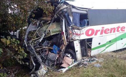 Mueren dos en choque de autobuses en la México-Querétaro