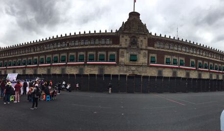 Vallas metálicas permanecen en Palacio Nacional; se prevé que sigan hasta el 2 de octubre