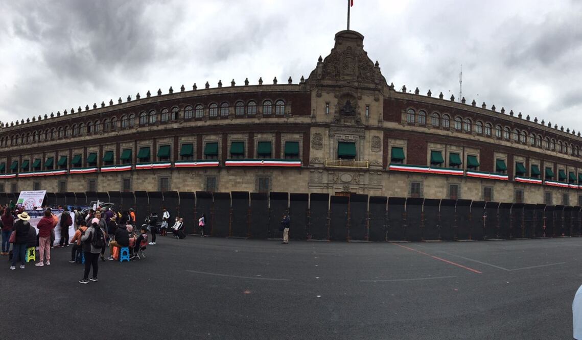 Las vallas metálicas de más de dos metros que ayer fueron instaladas alrededor de Palacio Nacional y frente a la Catedral Metropolitana, para evitar una posible agresión en la marcha para exigir justicia por el caso Ayotzinapa. Foto: Alberto Morales