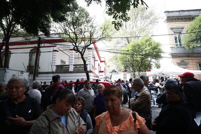 Llegan maestros mexiquenses a casa de transición de AMLO