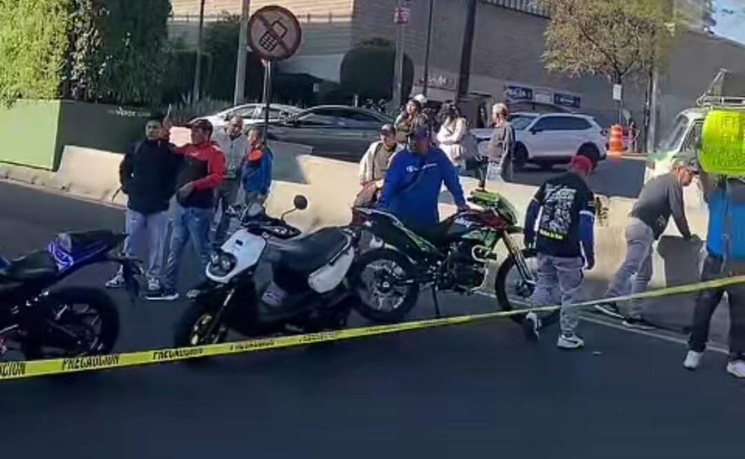 Por más de media hora, un grupo de sonideros bloqueó la circulación vehicular en ambos sentidos de Periférico Sur, a la altura de la calle 10, en las inmediaciones de la sede delegacional de Álvaro Obregón.
Foto: Especial.