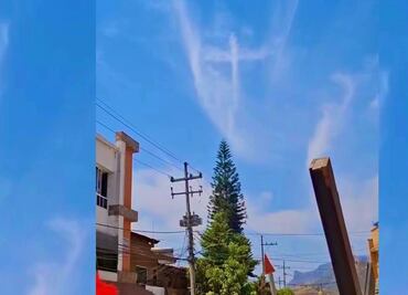 En pleno Viacrucis, captan formación de una cruz de nubes en cielo de Tejupilco, Edomex; fieles consideran que es "señal de Dios"