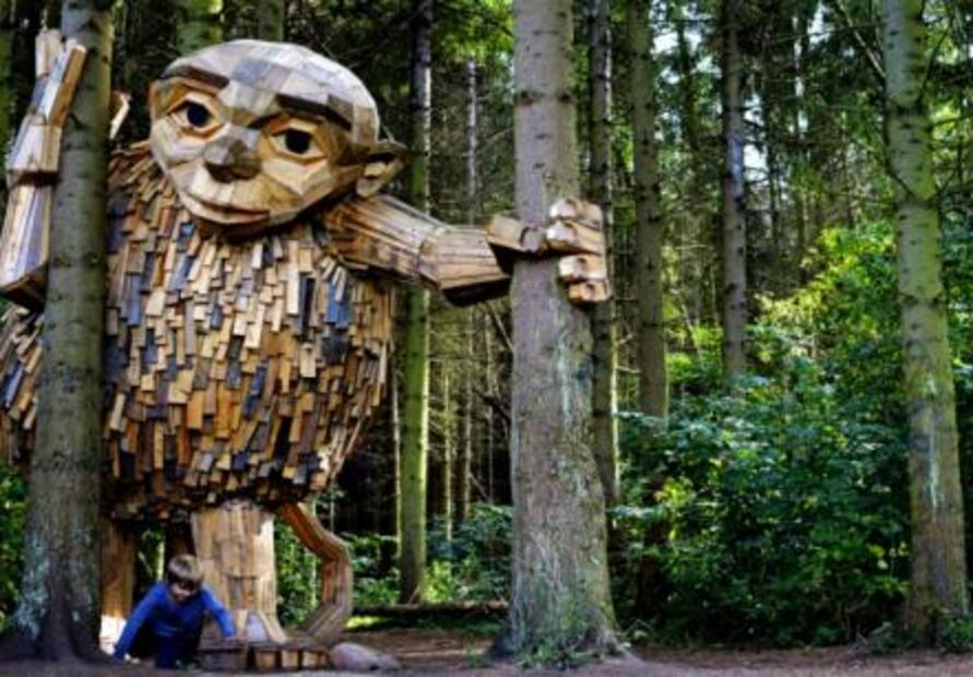 Esculturas gigantes de duendes invaden los bosques de Dinamarca