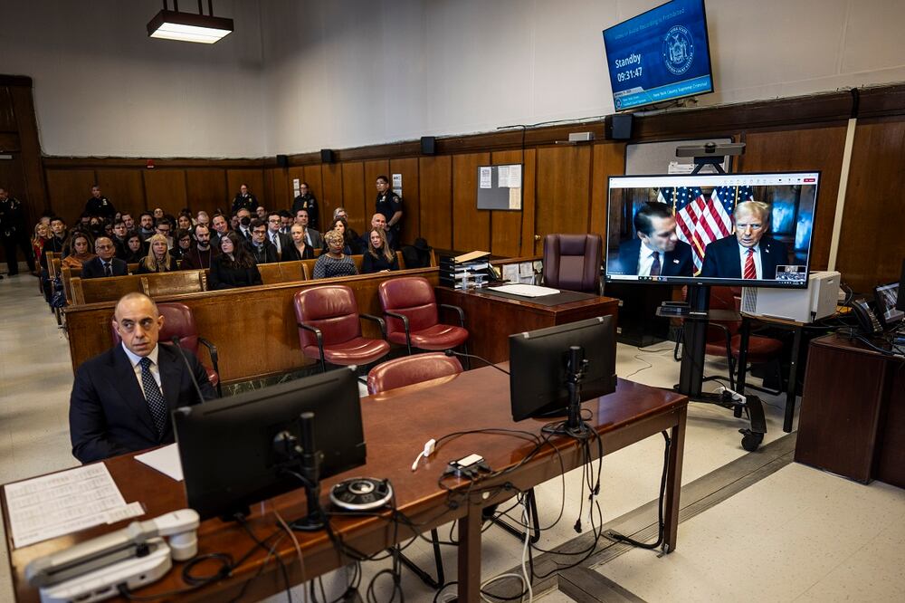 El abogado Emil Bove, izquierda, escucha mientras el abogado Todd Blanche y el presidente electo Donald Trump, son vistos en una pantalla de televisión, al comparecer virtualmente para recibir la sentencia por la condena de Trump por el caso Stormy Daniels en un tribunal de Manhattan. Foto: AP