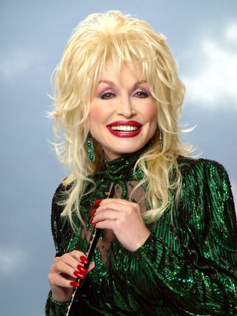 Cabello rubio y labial rojo. Foto: Instagram @dollyparton