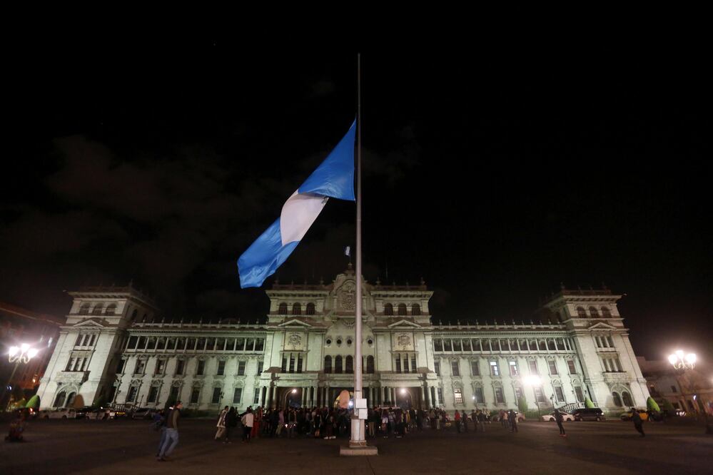 Bandera de Guatemala izada a media asta en honor a las 21 víctimas de un incendio en el Hogar Virgen de la Asunción (Foto: EFE)