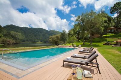 Cabañas en el cráter de un volcán