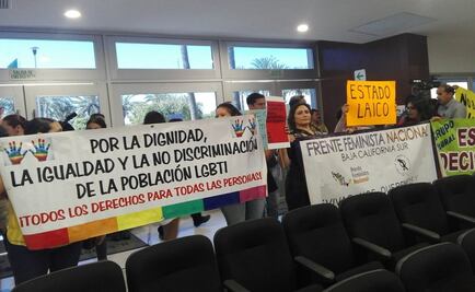 Protestan feministas contra foro 'Vida y Familia' en Congreso de BCS
