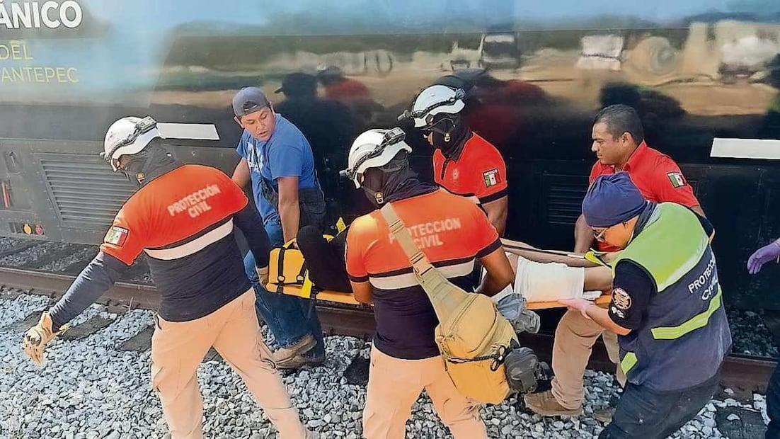 Debido a las condiciones topográficas del lugar del accidente, las labores de rescate de las víctimas del descarrilamiento del Tren Interoceánico se complicaron. Foto: Alberto López / EL UNIVERSAL