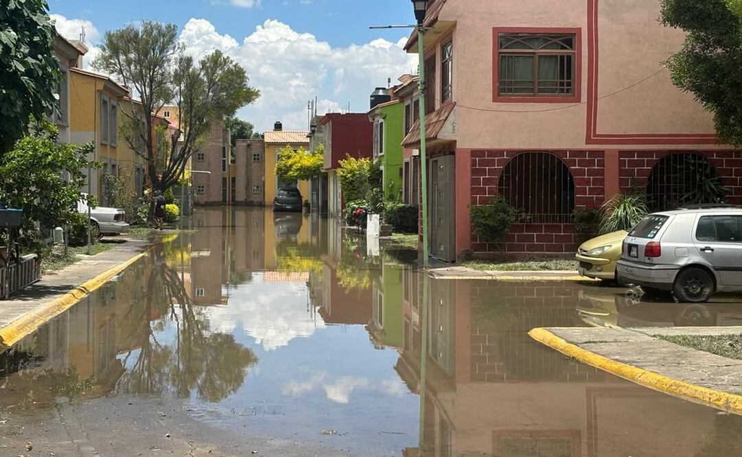 Cientos de familias de la unidad habitacional Hacienda de Piedras Negras amanecieron este martes bajo las aguas pluviales y residuales. Foto: Emilio Fernández / EL UNIVERSAL
