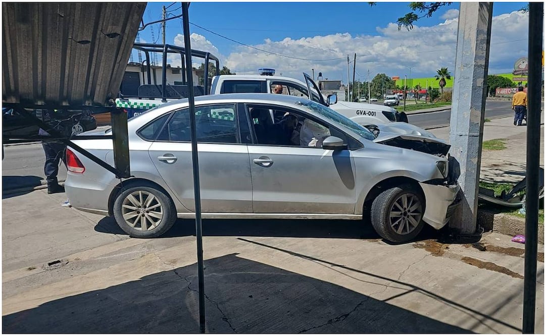Tras recibir el impacto de bala en la cabeza el hombre estrelló su vehículo de color gris plata contra un poste en el libramiento Los Reyes Zumpango. Foto: Especial