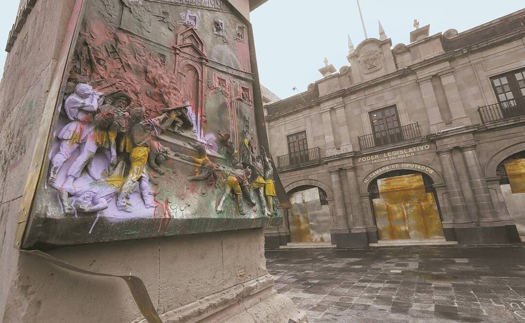 El grupo Indómitas Feministas Radicales mantuvo un plantón por cuatro meses frente al Palacio Legislativo, mismo que fue vandalizado y continúa cubierto con tapiales. Foto: Jorge Alvarado. EL UNIVERSAL