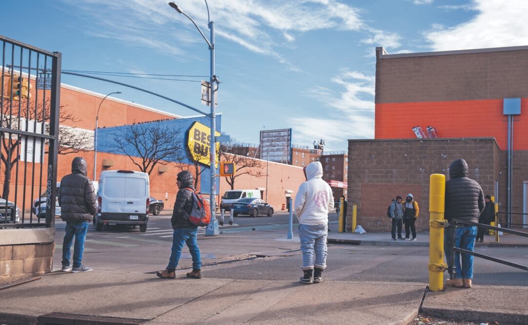 Inmigrantes esperaban ayer para conseguir un trabajo en Queens, Nueva York. Gestores de este sector destacan que aumentó su interés por comprar vivienda en México. Foto: de ÁNGEL COLMENARES. EFE