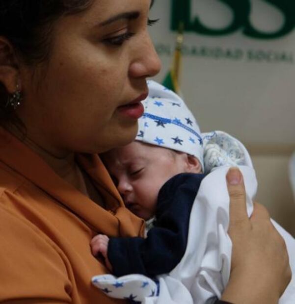 Proeza: gemelo sobrevive en el vientre tras muerte de su hermanita