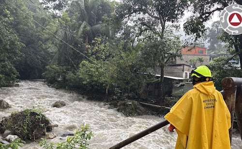 Lluvias dejan afectaciones en San Cristóbal de las Casas, Chiapas; reportan árboles caídos y la explosión de un transformador, entre otros daños