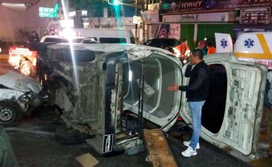 Muere uno y se lesionan 10 en choque de combi