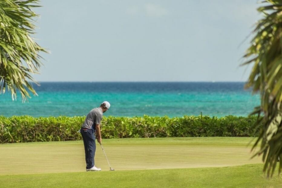 En Riviera Maya hay un hotel rodeado por canales de agua cristalina