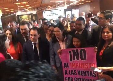 Encaran vendedoras por catálogo al secretario de Hacienda; "no al impuesto", le gritan