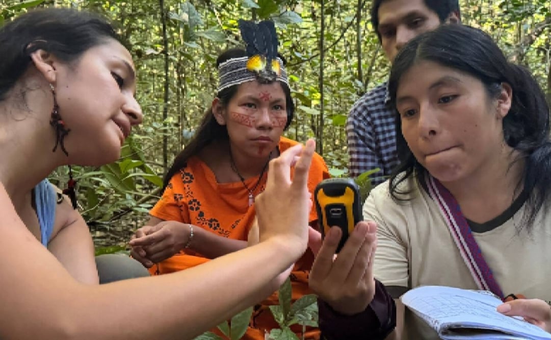 Mujeres indígenas trabajan en investigaciones científicas junto a Rosa Vásquez. Foto: cortesía Rosa Vásquez
