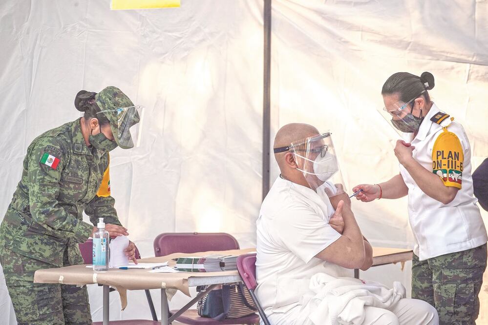 Mientras se realiza la aplicación de las vacunas a personal de salud, partidos llevan el tema a la discusión política. ARCHIVO EL UNIVERSAL