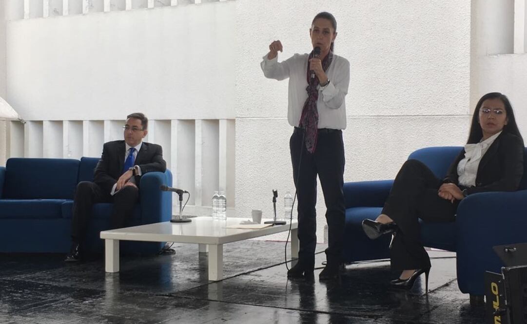 La candidata de Morena, PT y PES a la jefatura de gobierno, Claudia Sheinbaum, se reunió con alumnos de la Universidad Tecnológica de México (Foto: Gerardo Suárez / EL UNIVERSAL)