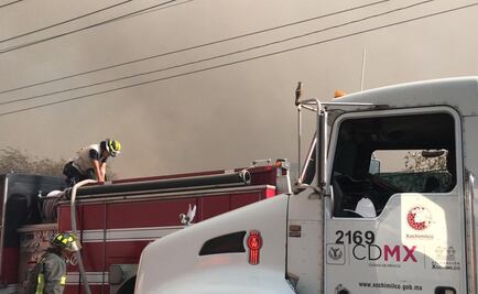 Tras 4 horas de labores, bomberos intentan sofocar incendio en pastizales de Xochimilco