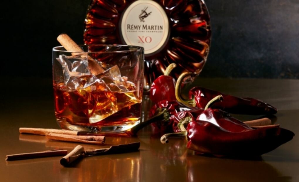 Coctelería con coñac para celebrar la noche de brujas